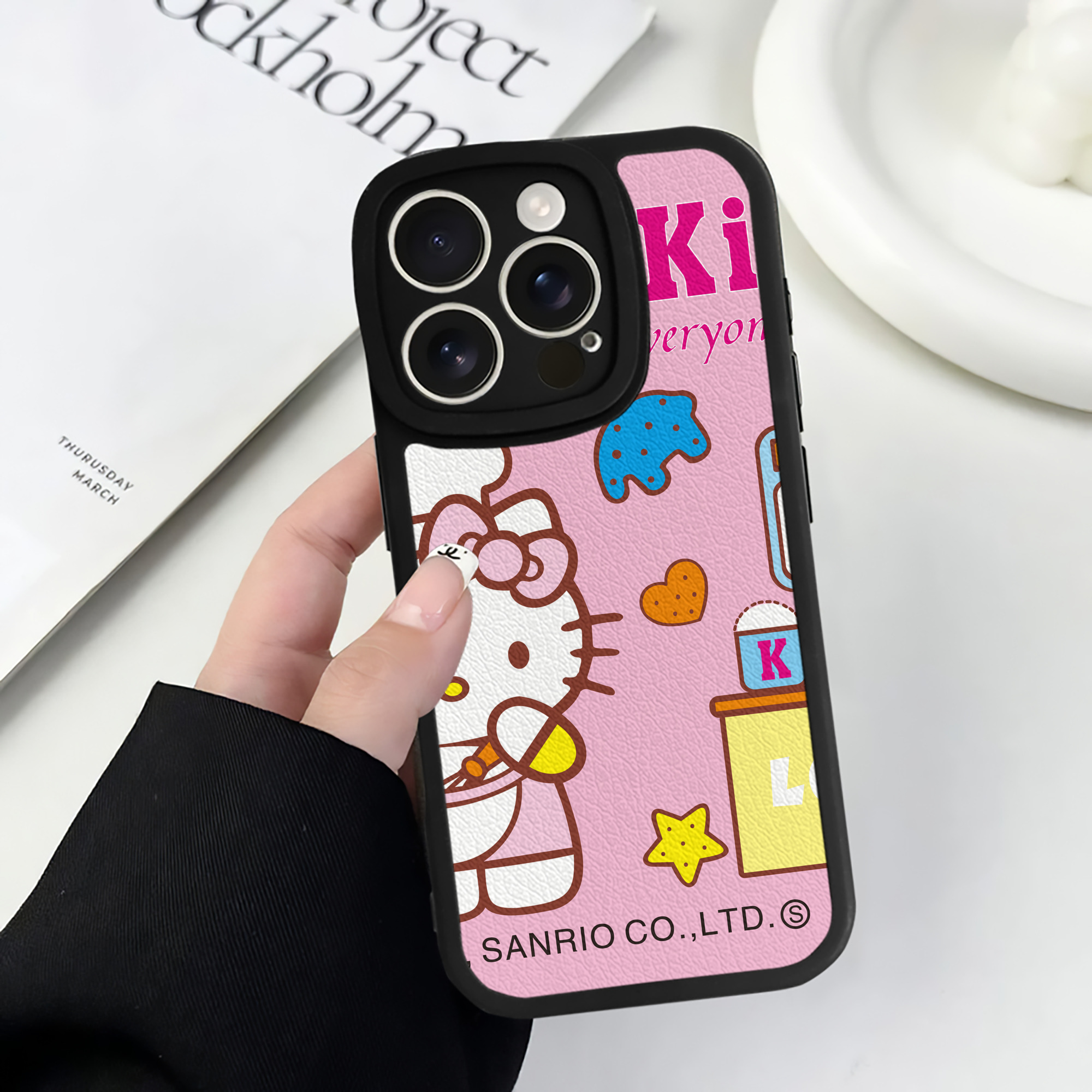 （画像用） Hello Kitty ハローキティ 【iPhone 16シリーズ対応】シリコンスマホケース（レザー調） 材質：シリコン